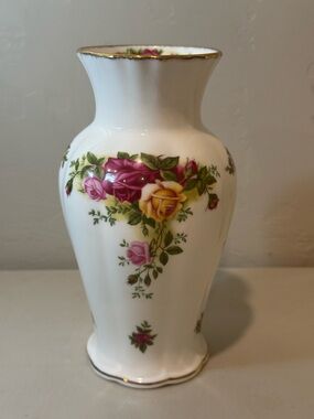 Vintage 1962 Royal‎ Albert Old Country Roses 7" Porcelain Vase Bone China